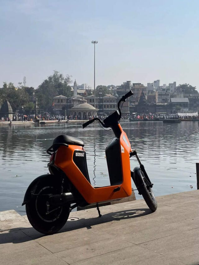 The greatest mid-range electric scooter in India is the Revamp Moto RM Buddie 25.
