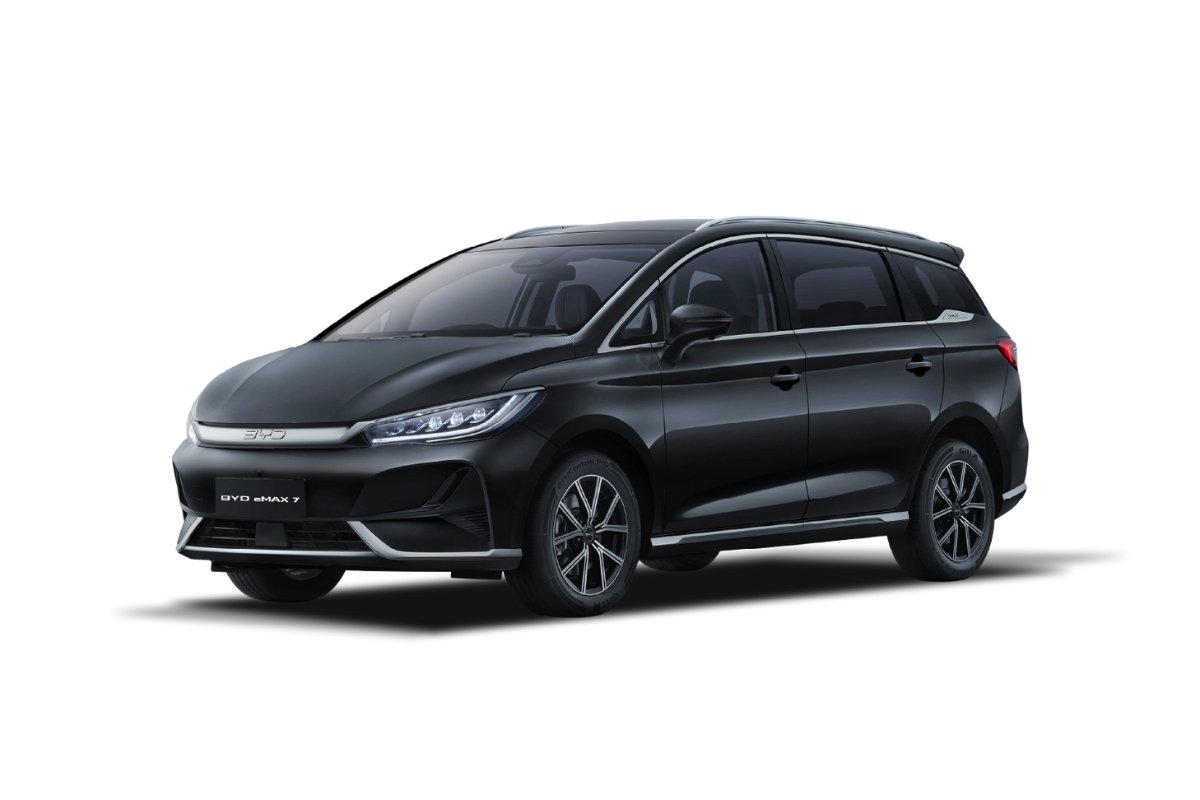 BYD eMax 7 electric SUV parked on a city street, showcasing its sleek design, futuristic LED headlights, and spacious 7-seater interior—highlighting its eco-friendly performance and cutting-edge tech.